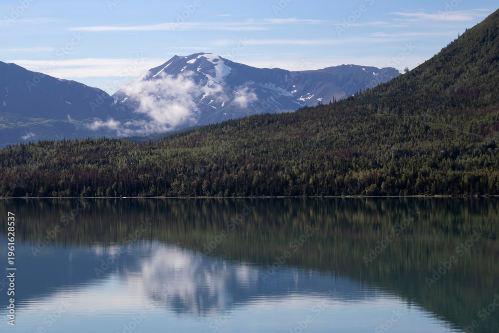 Fototapeta premium Mountains at Kenai Lake