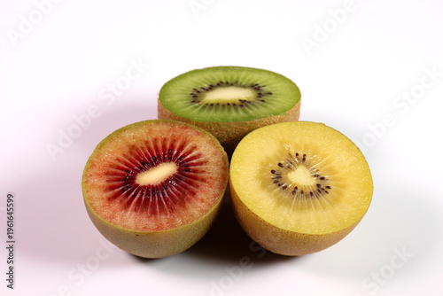 白背景に3色のキウイフルーツの断面