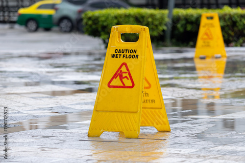 Konstfotografi Caution sign in wet pavement