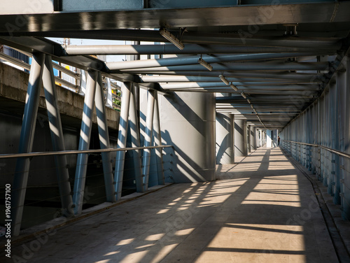 Foto Dramatic perspective of an empty elevated walkway with steel tube roof structure