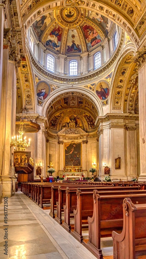 Fototapeta premium Interior of a grand building featuring a large dome and intricate details