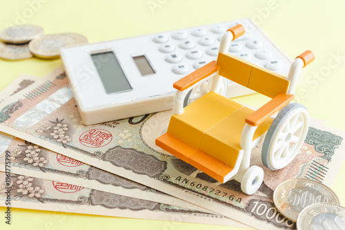 Obraz na płótnie 車いすとお金　介護費用　介護保険料　老後資金