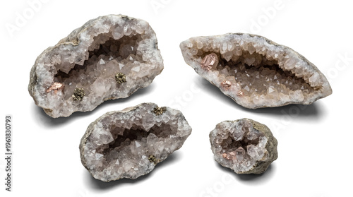 Foto Photograph of four raw quartz geodes with sparkling internal crystal formations, isolated on a transparent background