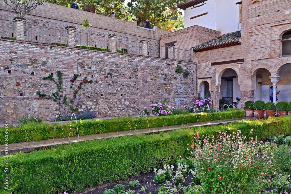 Obraz premium Granada, giardini, roseti e fiori del complesso del Generalife dell'Alhambra, Andalusia, Spagna