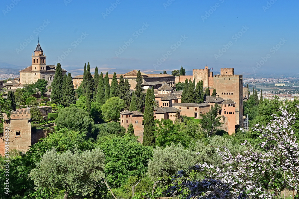 Fototapeta premium Granada, veduta del complesso dell'Alhambra dal palazzo del Generalife, Andalusia, Spagna