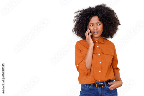 Foto Young black woman talking on phone with concerned expression, bad news or proble
