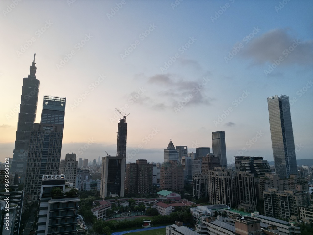 Obraz premium Panoramic view of Taipei city skyline during sunset.