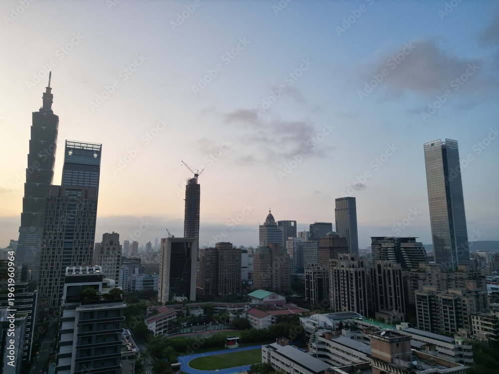 Obraz premium Panoramic view of Taipei city skyline during sunset.