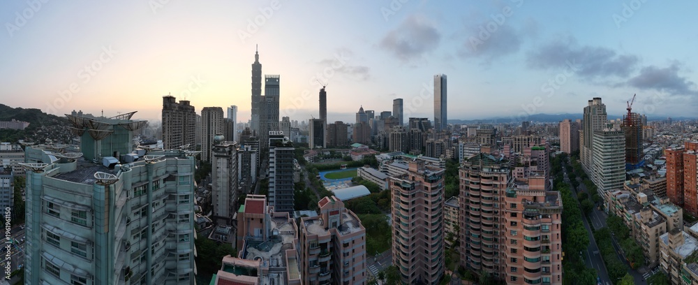 Fototapeta premium Panoramic view of Taipei city skyline during sunset.