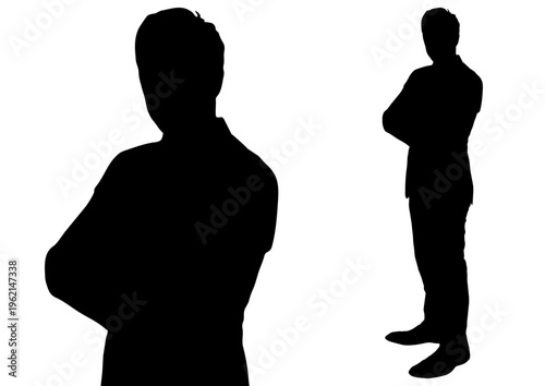 腕を組んで自信を見せるビジネスマンのシルエット