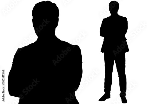 腕を組んで自信を見せるビジネスマンのシルエット