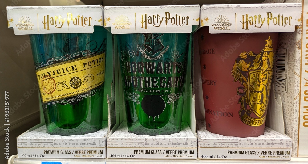 Obraz premium Tres vasos coleccionables de Harry Potter, inspirados en pociones y casas de Hogwarts, en su caja oficial de merchandising, Toy Planet, Madrid, España, 20 de febrero de 2026