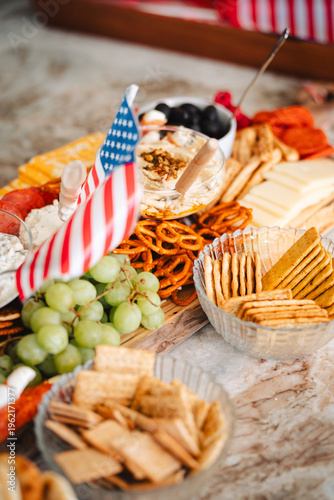 Φωτογραφία American flag on charcuterie board with snacks and appetizers