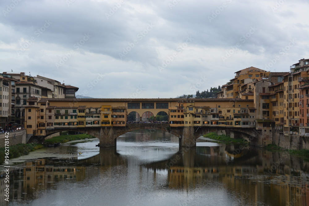 Fototapeta premium イタリア フィレンツェのヴェッキオ橋（ポンテ・ヴェッキオ）