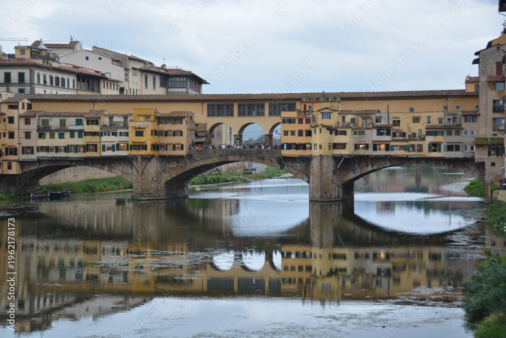Fototapeta premium イタリア フィレンツェのヴェッキオ橋（ポンテ・ヴェッキオ）