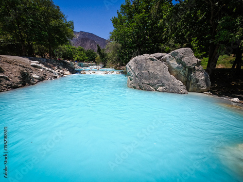 Fotografía Discover a breathtaking turquoise river, a natural wonder