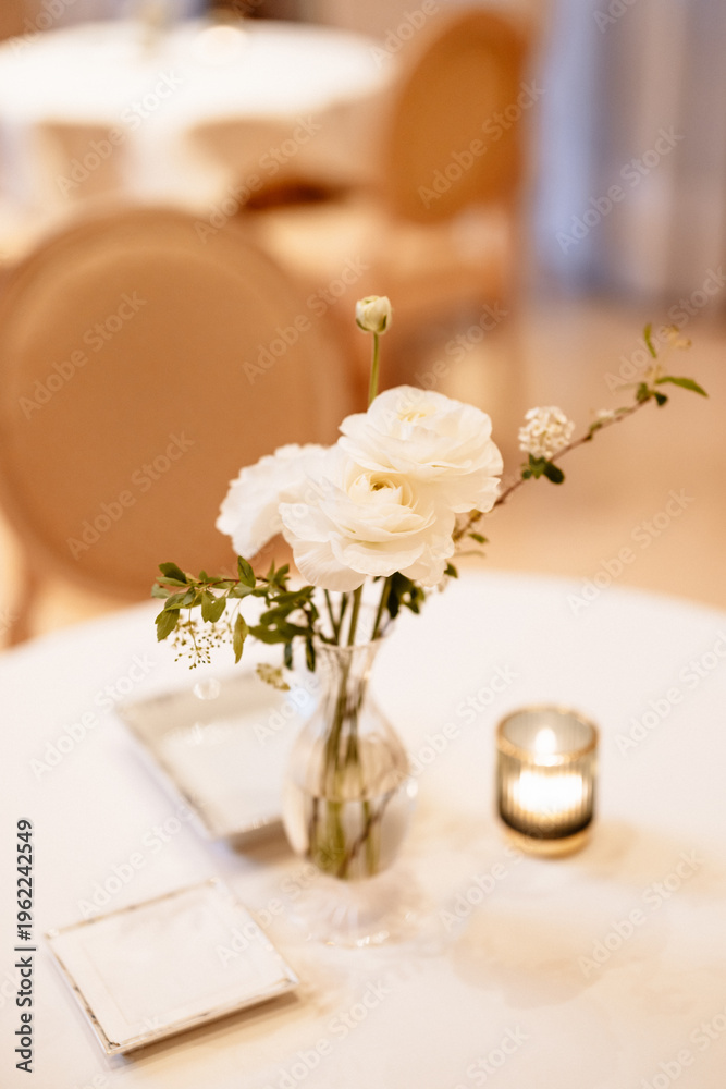 Obraz premium Petit bouquet de roses blanches sur la table de réception 