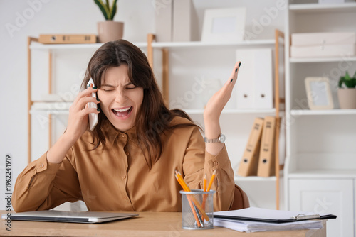 Angry young businesswoman s...