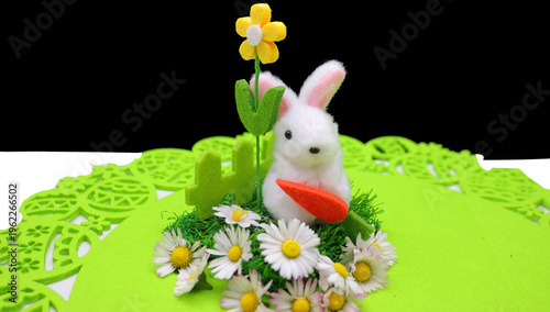 Petit lapin de Pâques au milieu des fleures