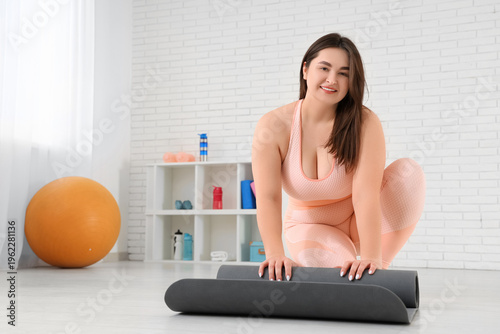 Sporty plus size woman roll...