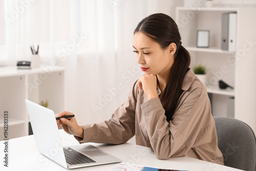 Young Asian businesswoman w...