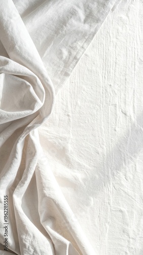  Tejido claro dispuesto en pliegues orgánicos que crean un fondo delicado y natural.
