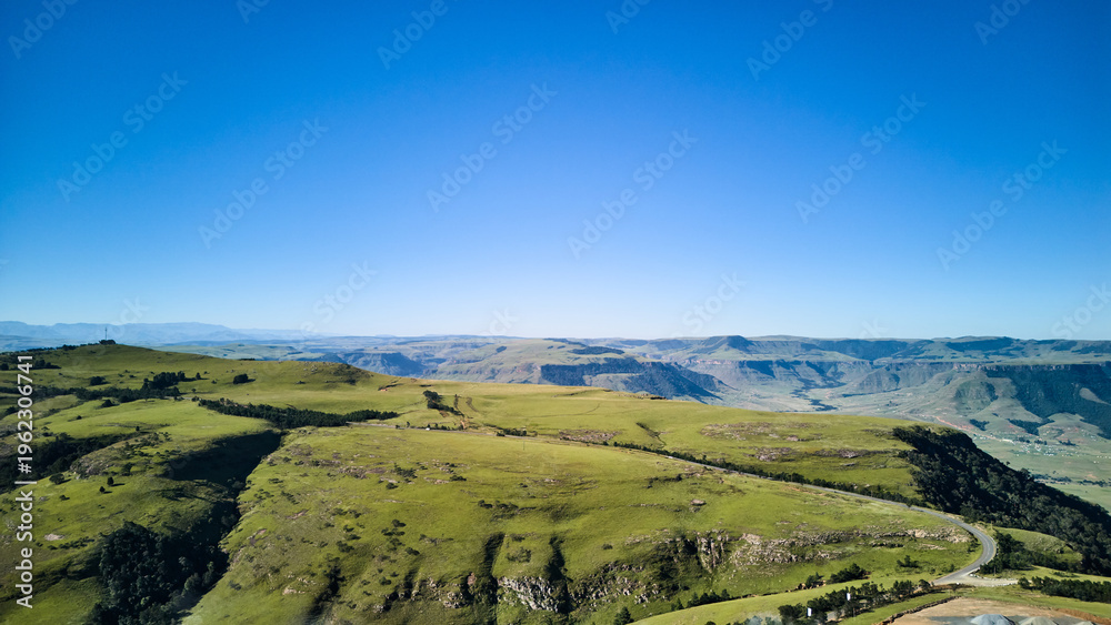 Obraz premium Aerial Ridge Road In South Africa, Winding Across Highland Crests And Open Slopes With Wide Horizon And Sense