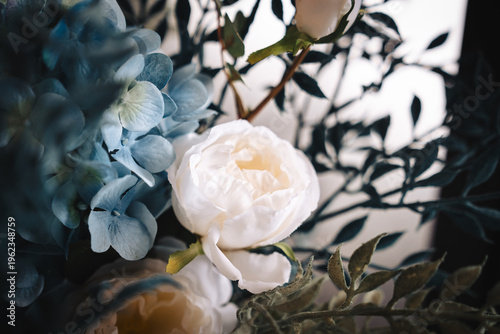 Schilderij op canvas Elegant white rose and blue hydrangea bouquet macro shot