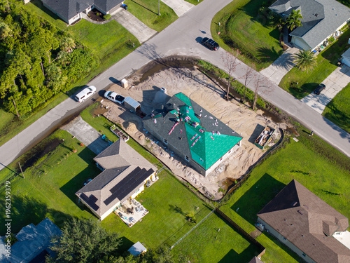 Foto Asphalt shingles installation on residential rooftop