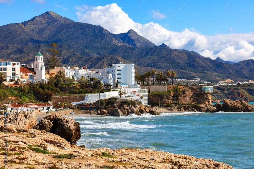 Fototapeta premium Appartementhäuser am Strand in Nerja, Spanien
