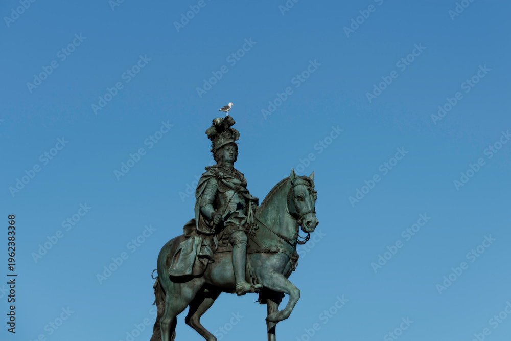 Fototapeta premium Equestrian Statue in Praça do Comércio, in the city of Lisbon, Portugal