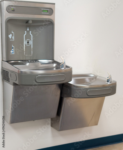 Fotografie Modern drinking water fountain with bottle filling station on wall