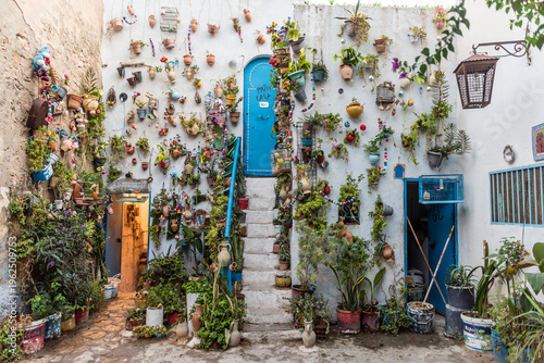 Foto Amazing floral decoration of tiny house in Sousse, Tunisia