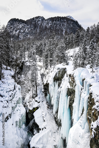 Pontresina, Berninabach, Ova da Bernina, Val Bernina, Wintersport, Eisklettern, Eis, Eiswand, Engadin, Graubünden, Alpen, Winter, Winterlandschaft, Schneedecke, Gefahr, Schweiz