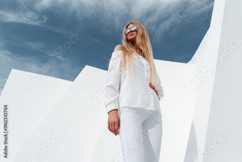 Foto girl in classic white suit posing outdoors