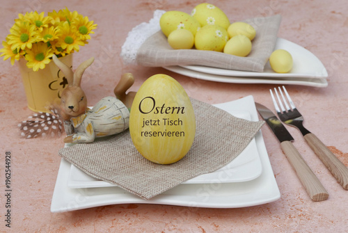 Gastronomie-Anzeige „Ostern jetzt Tisch reservieren“ Der Schriftzug Ostern jetzt Tisch reservieren auf einem Ei mit Teller, Besteck und Osterdekoration.
