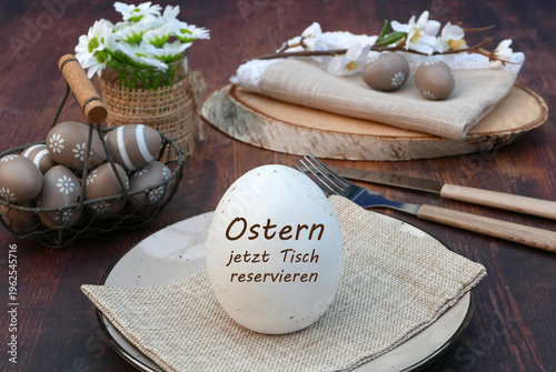 Gastronomie-Anzeige „Ostern jetzt Tisch reservieren“ Der Schriftzug Ostern jetzt Tisch reservieren auf einem Ei mit Teller, Besteck und Osterdekoration.