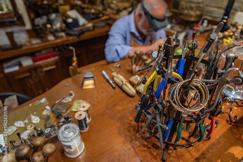 Photos Silversmith working with tools on a jewelers bench in a traditional artisanal si