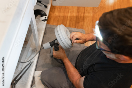 Foto A plumber uses a drain snake, or auger, to clear a blockage from a pipe, water s