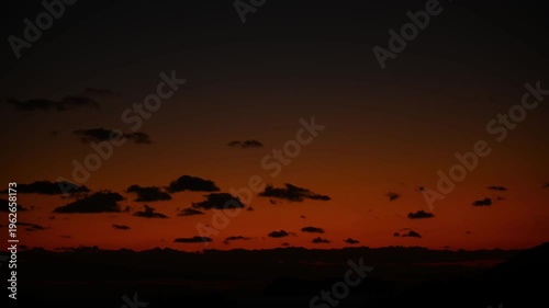 日が落ちた後のドラマチックで幻想的な夕暮れのグラデーション