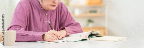 Fotografía Senior women studying for qualifications at home (correspondence courses, distan