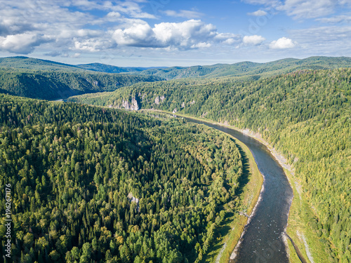 Foto Aerial view of geological landscape formed by tectonic processes and river erosi