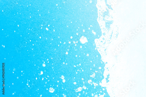 公園の噴水の水のアップと青い紙の背景　爽やかで涼しいイメージ