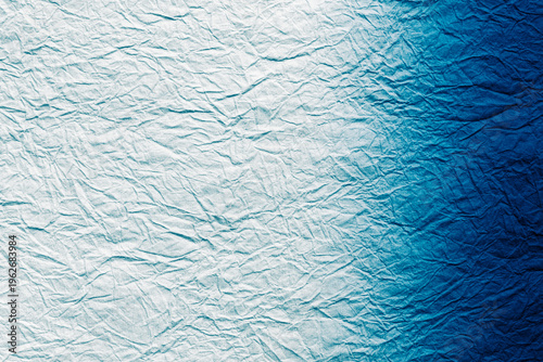しわの入った和紙　白と濃い青のグラデーション