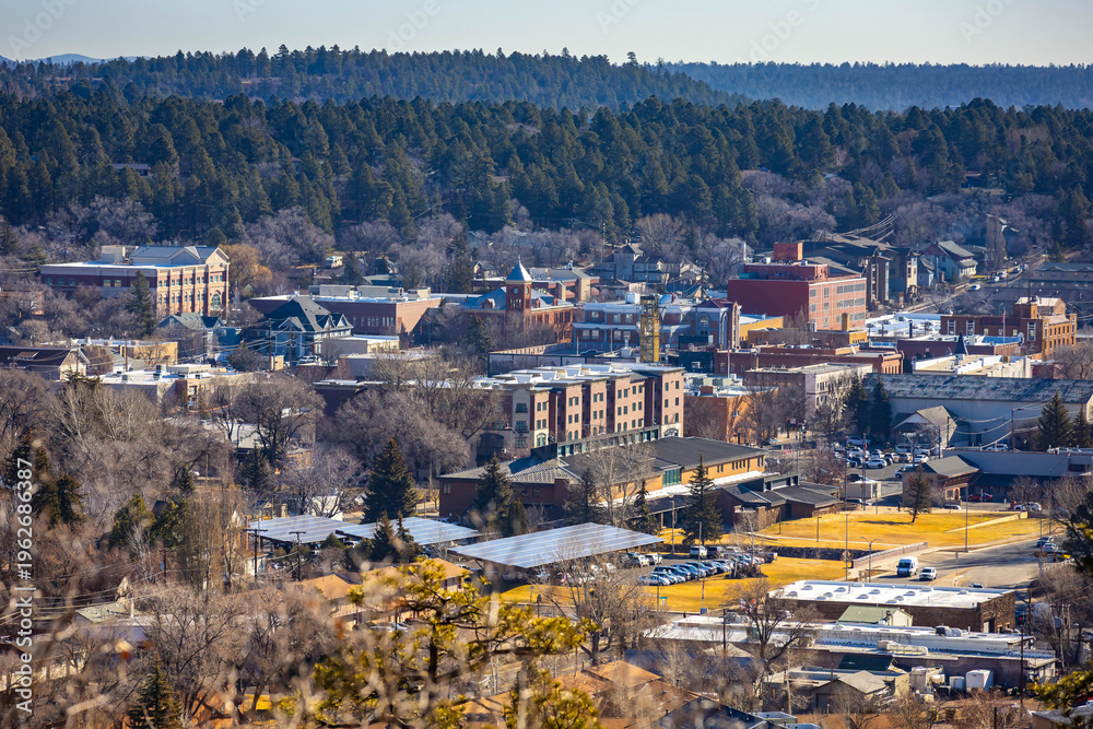 Obraz premium Aerial Panorama of Flagstaff Arizona on Sunny Day