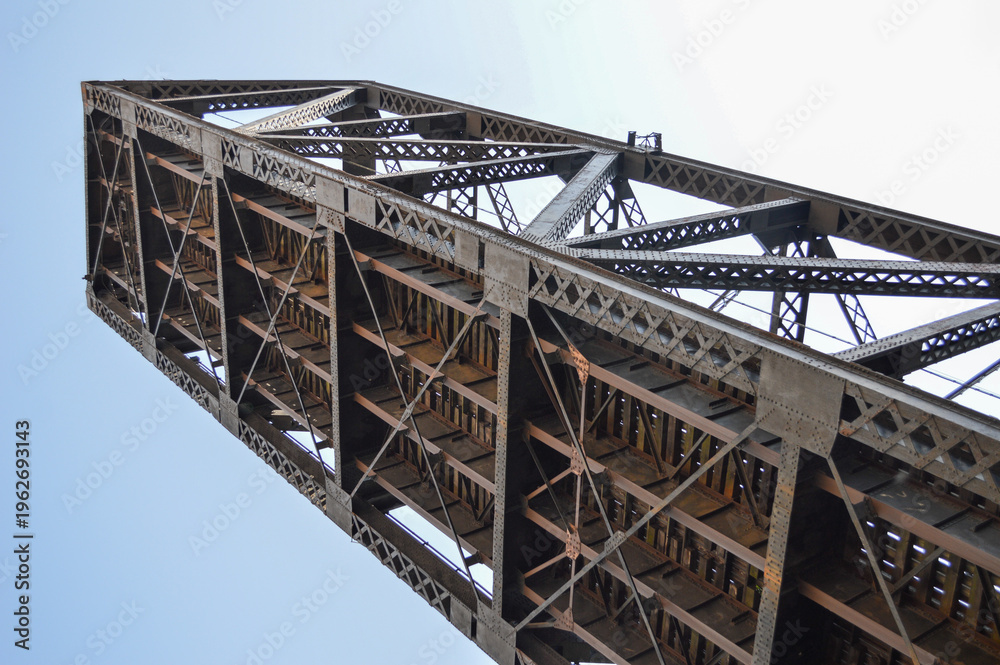 Naklejka premium Raised steel drawbridge against blue sky in Chicago, Illinois