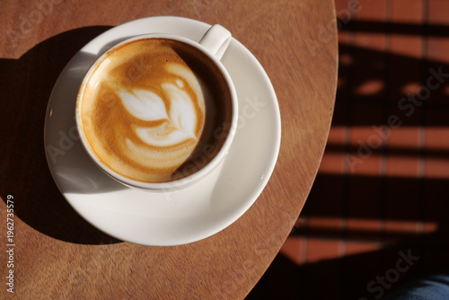 Obraz na płótnie Coffee cup on table with coffee art design