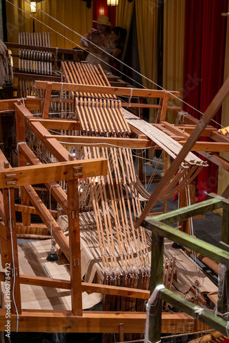Foto Traditional Chinese Wooden Loom for Shu Brocade Weaving at Chengdu Shu Embroider