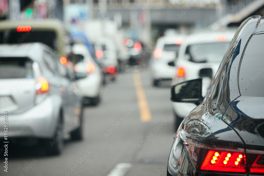 Naklejka premium 朝の通勤時間の都市の道路の渋滞の車の列の風景
