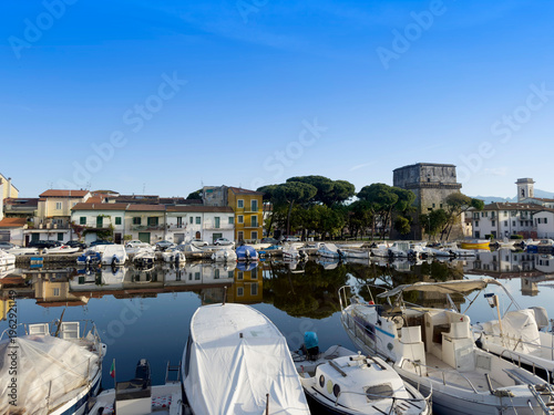Cuadro en lienzo Matilde Tower in Viareggio with reflection water boats Tuscany
